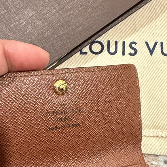 Louis Vuitton 6 Key Holder - Picture 6 of 13